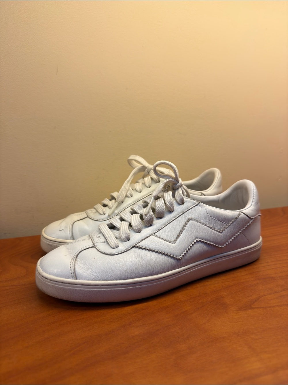 Women’s Stuart Weitzman- White House Low-Top Casual Sneakers